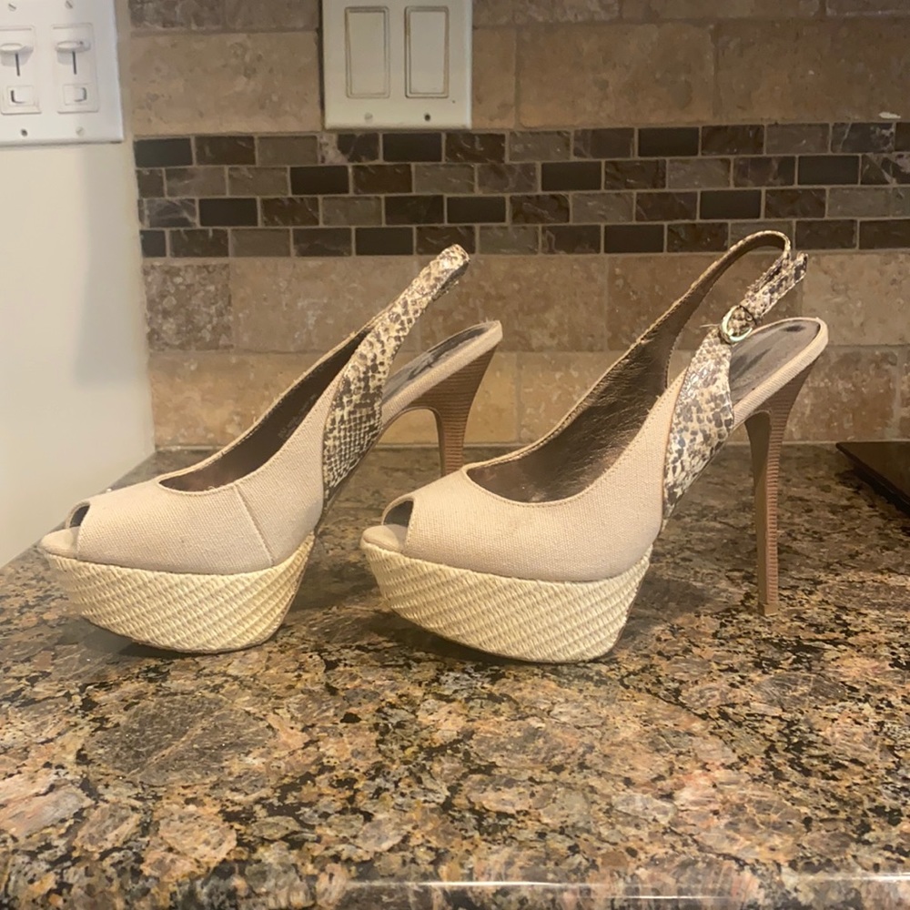 EUC SE BOUTIQUE heels in cream/snakeskin size 8